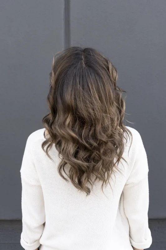 Brunette waves with golden highlights