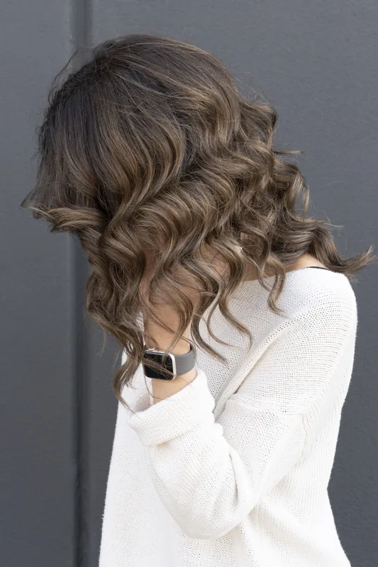 Brunette waves with soft highlights